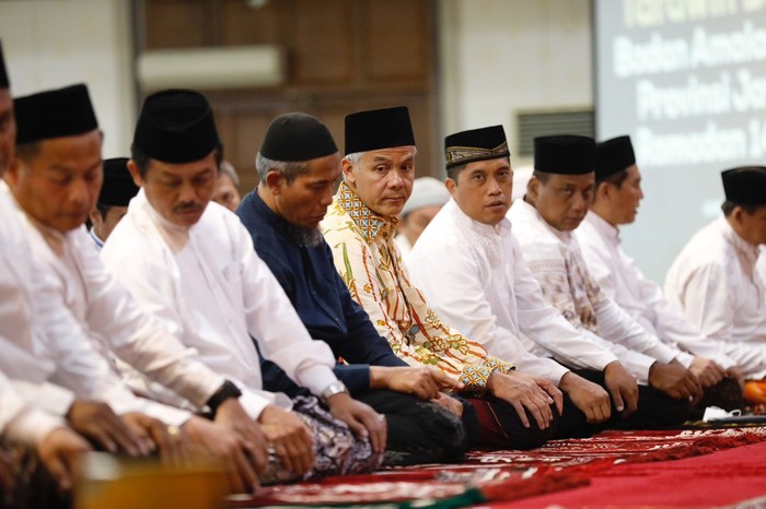 Gubernur Jawa Tengah Ganjar Pranowo mengikuti pelaksanaan ibadah Tarawih Keliling yang diadakan Badan Amalan Islam (BAI) Jawa Tengah di Gedung Gradhika Bhakti Praja, Kota Semarang pada Kamis (23/3).