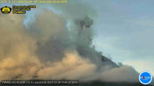rupsi Gunung Ili Lewotolok, Nusa Tenggara Timur pada Jumat (24/3/2023).