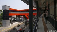 Plt Direktur Utama (Dirut) TransJakarta Mohamad Indrayana menyebut ada sebanyak 4 halte Trasnjakarta yang kini terintegrasi dengan stasiun LRT Jabodebek sudah kembali dibuka.