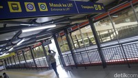 Plt Direktur Utama (Dirut) TransJakarta Mohamad Indrayana mengatakan saat ini pihaknya mulai mengoperasikan halte yang terdampak pembangunan stasiun LRT Jakarta, Bogor, Depok, dan Bekasi (Jabodebek).