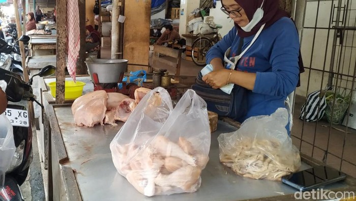 Harga daging ayam dan cabai naik di Pasar Bantul. Foto diunggah Jumat (24/3/2023).