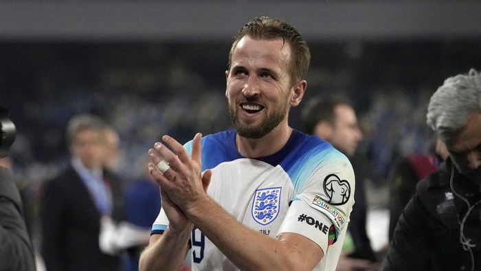 Englands Harry Kane applauds fans after the Euro 2024 group C qualifying soccer match between Italy and England at the Diego Armando Maradona stadium in Naples, Italy, Thursday, March 23, 2023. (AP Photo/Alessandra Tarantino)