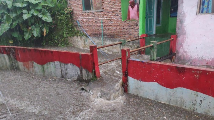 Hujan Deras Sejumlah Titik di Kota Malang Banjir