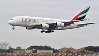 Pesawat A380 milik Emirates ini yang terdiri dari dua kelas akan menggantikan salah satu pesawat Boeing 777-300ER yang juga memiliki kelas sama. Operasinya saat ini ke Bali dengan frekuensi dua kali sehari. Massimo Insabato/Mondadori Portfolio via Getty Images.