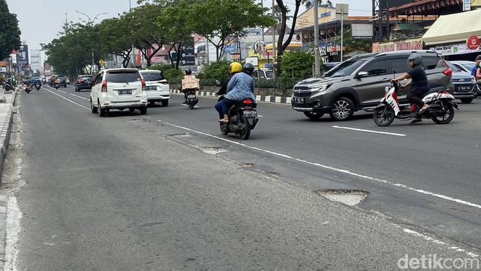 Jalan lubang di Jl Margonda, Depok (Devi Puspitasari/detikcom)