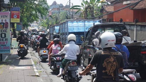 Jalan Raya Dalung, Kuta Utara, Badung salah satu ruas jalan yang macet di jam tertentu. (Agus Eka)