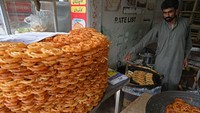 Jalebi merupakan kue manis nan renyah, serta memiliki bentuk yang unik.  