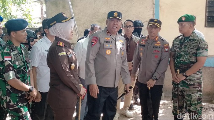 Kapolda Kepri dan Forkopimda Kota Batam saat meninjau Kampung Aceh, Sei Beduk,  (Foto: Alamudin)