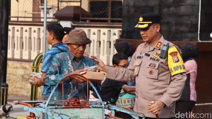 Kapolres Bojonegoro AKBP Rogib membagikan takjil ke tukang becak