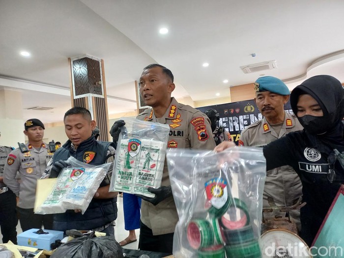 Kapolresta Solo Kombes Iwan Saktiadi menunjukkan barang bukti garam palsu di Mapolresta Solo, Jumat (24/3/2023)