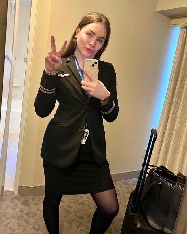 Hatiku hancur. Aku kehilangan rumah kecilku dan harus secara dratis turun dan mulai dari awal. Aku sangat kesulitan untuk menemukan kebahagiaan dan harapan. Aku mohon 2023 jadi lebih baik untukku. Tolong, tulisnya di Instagram.Kematian Kayleigh Scott hingga kini masih diselidiki pihak kepolisian. United Airlines sendiri hanya memberikan ungkapan bela sungkawa. Kami sangat sedih dengan kepergian tragis dari Kayleigh Scott dan mengucapkan turut berduka cita sedalam-dalamnya kepada keluarga, teman, dan rekan-rekan kerjanya, tulis maskapai tersebut.Kayleigh ScottFoto: Instagram Kayleigh Scott