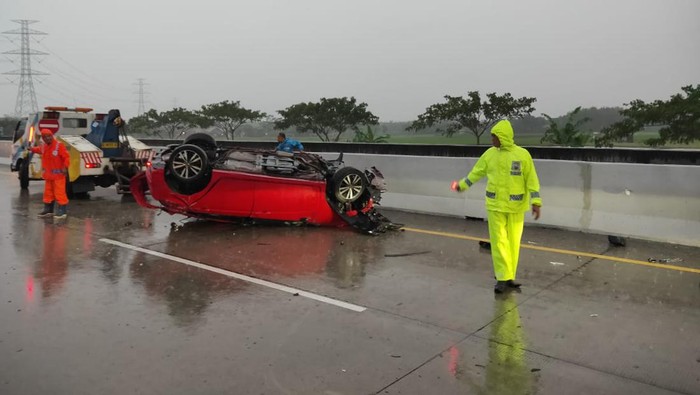 kecelakaan di tol nganjuk