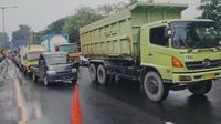 Dua Truk Kontainer Melintang Kecelakaan Di Tol Satelit, Lalin Macet Total