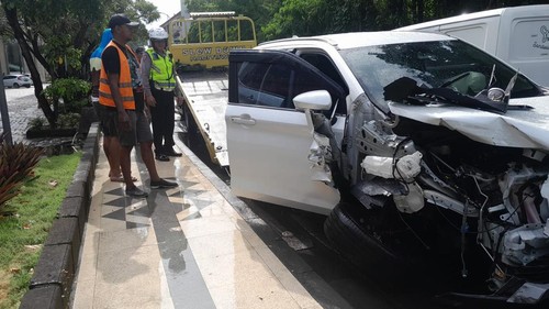 Peristiwa kecelakaan antara mobil Toyota Veloz dan Isuzu boks di Jalan Patih Jelantik di depan Hotel Kuta Central Park Kuta, Jumat (24/3/2023)