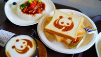 Tak hanya patung, bahkan menu yang dihidangkan pun bergambar panda.