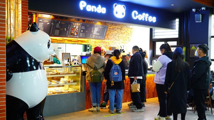 Kedai Kopi Bertema Panda di Beijing Ini Bikin Gemas Banget Kedai kopi bertema panda ini merupakan salah satu kedai yang populer di Beijing, China. Yuk intip suasananya.