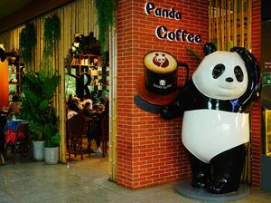Kedai Kopi Bertema Panda di Beijing Ini Bikin Gemas Banget