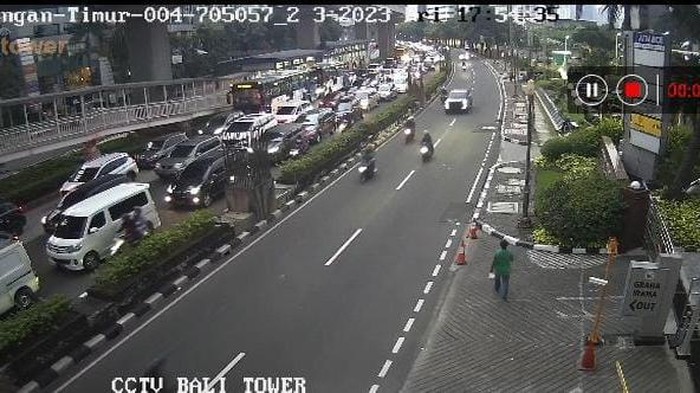 Kemacetan di ruas Jalan HR Rasuna Said arah underpass Mampang Prapatan (Screenshot CCTV via Molecool)