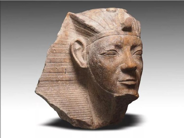Kepala patung sphinx yang menunjukkan Ramses II-Egyptian Ministry of Tourism and Antiquities
