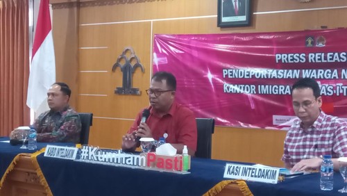Keterangan pers pendeportasian dua turis asing bernama Karol dan Barbara yang kedapatan berkemah di Pantai Purnama saat Nyepi, Jumat (24/3/2023). (Aryo Mahendro)