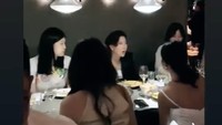 Hari bahagia mereka terasa begitu intim, hanya ditemani keluarga dan kerabat terdekat. Pada malam sebelumnya (22/3), mereka bahkan mengadakan welcome dinner untuk tamu di Spoon Restaurant & Bar. 