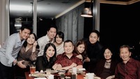 Kompak! Valen dan Kevin menghadiri acara makan malam ulang tahun ayah Valen, Hary Tanoesoedibjo. Mereka juga kumpul bersama anggota keluarga lain.