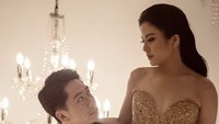Kamis (23/3) menjadi momen membahagiakan untuk Kevin Sanjaya dan Valencia Tanoesoedibjo. Keduanya mengikat janji suci pernikahan di hotel Le Meurice, Paris.