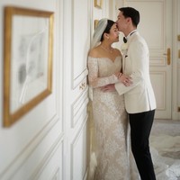 Gaun yang dikenakan Valencia Tanoesoedibjo tampak mewah dengan hiasan bordir dan lace sarat detail. Train panjang menyapu lantai menambah kesan dramatis nan megah. Foto: Instagram/@morden.co