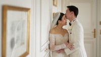 Kevin Sanjaya dan Valencia Tanoesoedibjo serasi dengan busana serba putih. Foto: Instagram/@morden.co