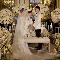 Valencia Tanoesoedibjo dan Kevin Sanjaya menikah di Paris, Prancis. Keduanya menjalani proses pemberkatan di Le Meurice, sebuah hotel mewah bintang 5. Foto: Instagram/@morden.co