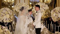 Pemberkatan Kevin Sanjaya dan Valencia Tanoesoedibjo berlangsung secara khidmat. Foto: Instagram/@morden.co