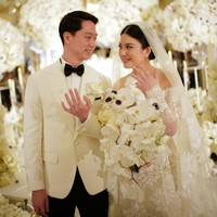 Wajahnya dipercantik pulasan makeup natural karya Vanny Adelina, sementara rambut ditata dengan sanggul sederhana oleh hairstylist IRA. Foto: Instagram/@morden.co