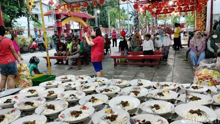 Klenteng Hok Swie Bio di Bojonegoro bagikan makanan untuk bukber