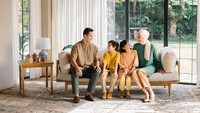 Uniqlo Rilis Koleksi Lifewear Lebaran 2023, Blus Lengan Panjang Hingga Batik