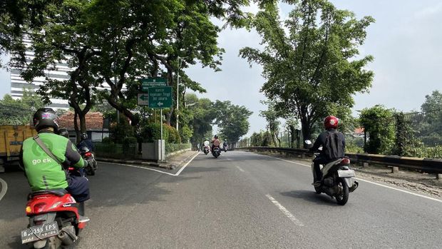 Kondisi Jalan TB Simatupang pada Jumat (24/3/2023)-(Devi-detikcom)