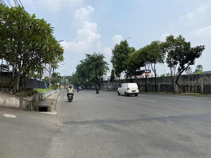Kondisi Jalan TB Simatupang pada Jumat (24/3/2023)-(Devi-detikcom)