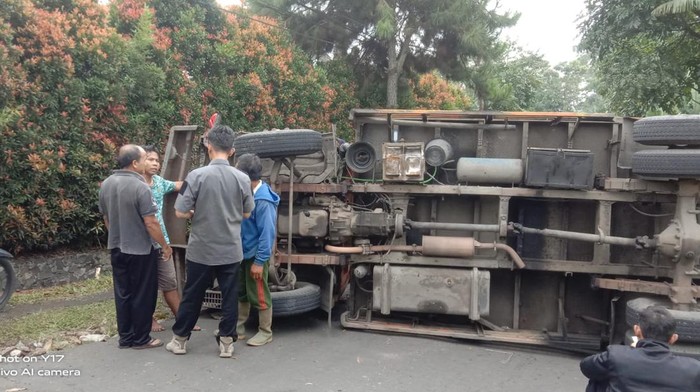 Kondisi Truk Boks Muatan Kopi yang Terguling di Tanjakan Naga Lembang