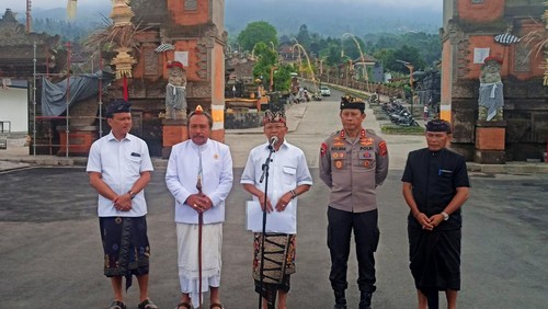 Gubernur Bali I Wayan Koster saat membacakan isi dari Surat Edaran Nomor 03 Tahun 2023 di areal Manik Mas Pura Agung Besakih Jumat (24/3/2023).