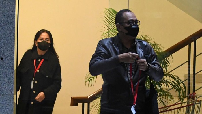 Mantan pejabat Ditjen Pajak Kementerian Keuangan Rafael Alun Trisambodo (tengah) berjalan menghindari wartawan usai menjalani pemeriksaan di Gedung Merah Putih KPK, Jakarta, Jumat (24/3/2023). Pemeriksaan tersebut dilakukan terkait dugaan korupsi yang dilakukan Rafael. ANTARA FOTO/Aditya Pradana Putra/aww.