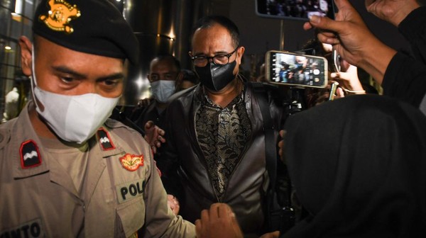 Momen Rafael Alun Bungkam Usai Diperiksa 12 Jam Oleh KPK