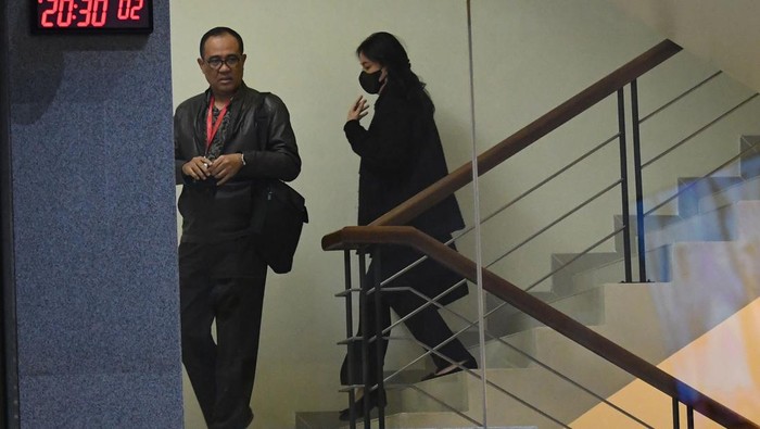 Mantan pejabat Ditjen Pajak Kementerian Keuangan Rafael Alun Trisambodo (tengah) berjalan menghindari wartawan usai menjalani pemeriksaan di Gedung Merah Putih KPK, Jakarta, Jumat (24/3/2023). Pemeriksaan tersebut dilakukan terkait dugaan korupsi yang dilakukan Rafael. ANTARA FOTO/Aditya Pradana Putra/aww.