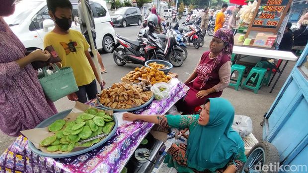 Kucur dan martabak mie di Pasar Karang Menjangan Surabaya