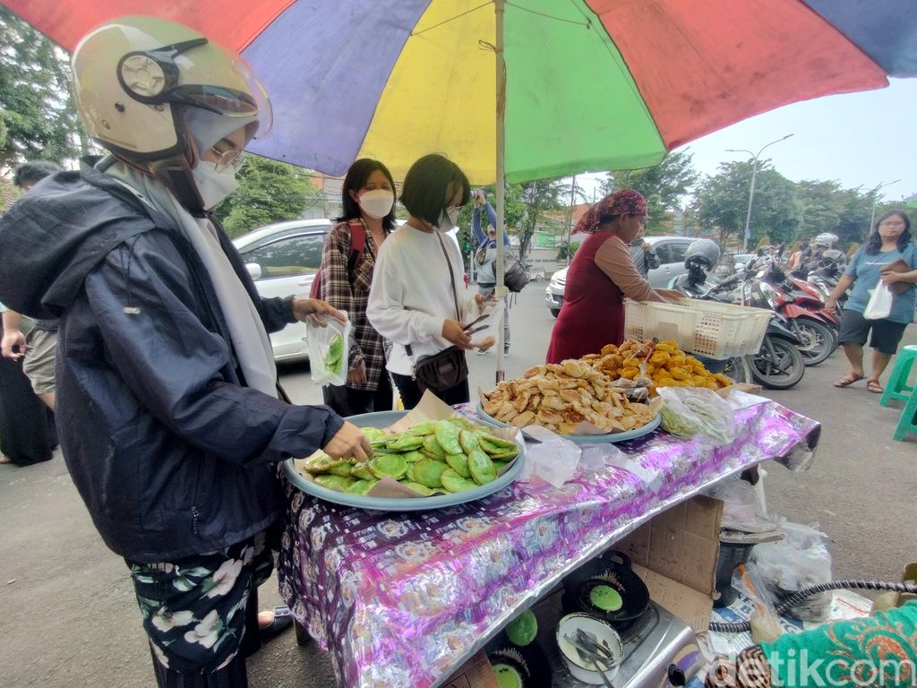 Kucur dan martabak mie di Pasar Karang Menjangan Surabaya