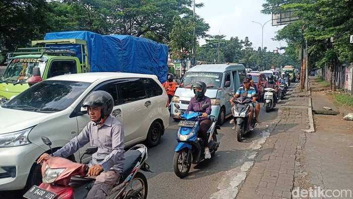 Lalin di Ciputat arah Jakarta (Adrial Akbar/detikcom)
