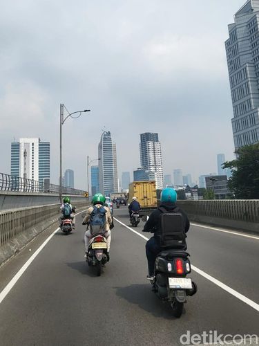 Lalu lintas di Pancoran pada Jumat (24/3/2023)