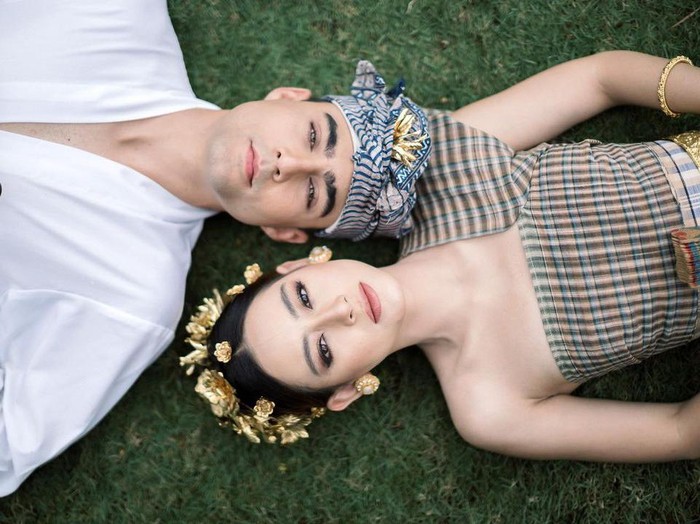 Laura Theux dan Indra Brotolaras resmi menikah.
