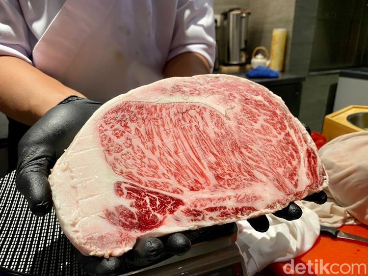Lembut Lumer Shabu Kagoshima A5 dan Wagyu Sukiyaki di Restoran Jepang Ini