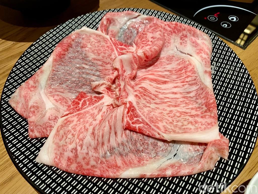 Lembut Lumer Shabu Kagoshima A5 dan Wagyu Sukiyaki di Restoran Jepang Ini