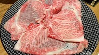 Wagyu Kagoshima ini menggunakan bagian ribeye, dengan marbling lemak A5 yang bisa terlihat jelas di serat dagingnya.  Foto: detikFood
