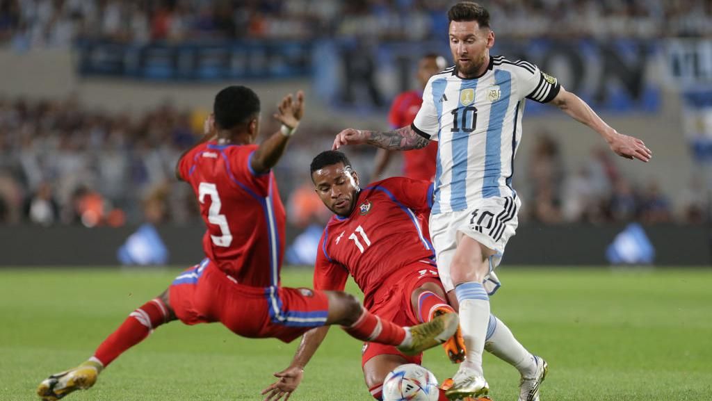 Foto: Messi Nyaris Cedera Horor, Ditekel Depan Belakang